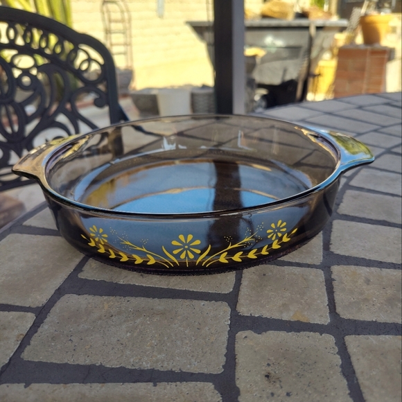 Vintage Glasbake Yellow Daisy Glass Smoked Amber Jeanette Cake / Casserole Dish - Picture 1 of 7
